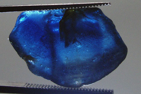 Плеохроизм в сапфире. Фотографии Стефана Петека.