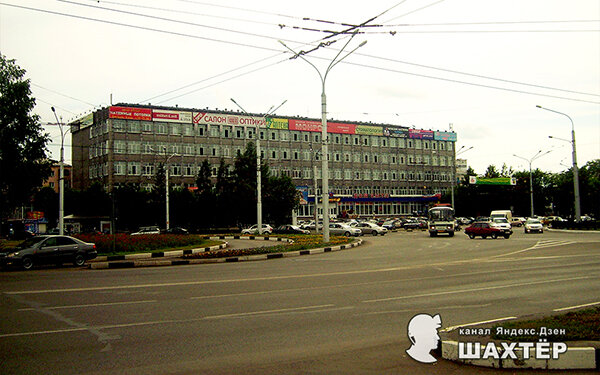 Фото автора. Дом Быта в Новокузнецке, превратившийся в торговый центр.