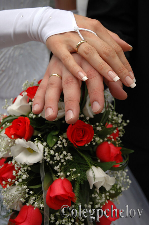 Букет для невесты - наиважнейший атрибут свадебного таинства.
©олегпчелов