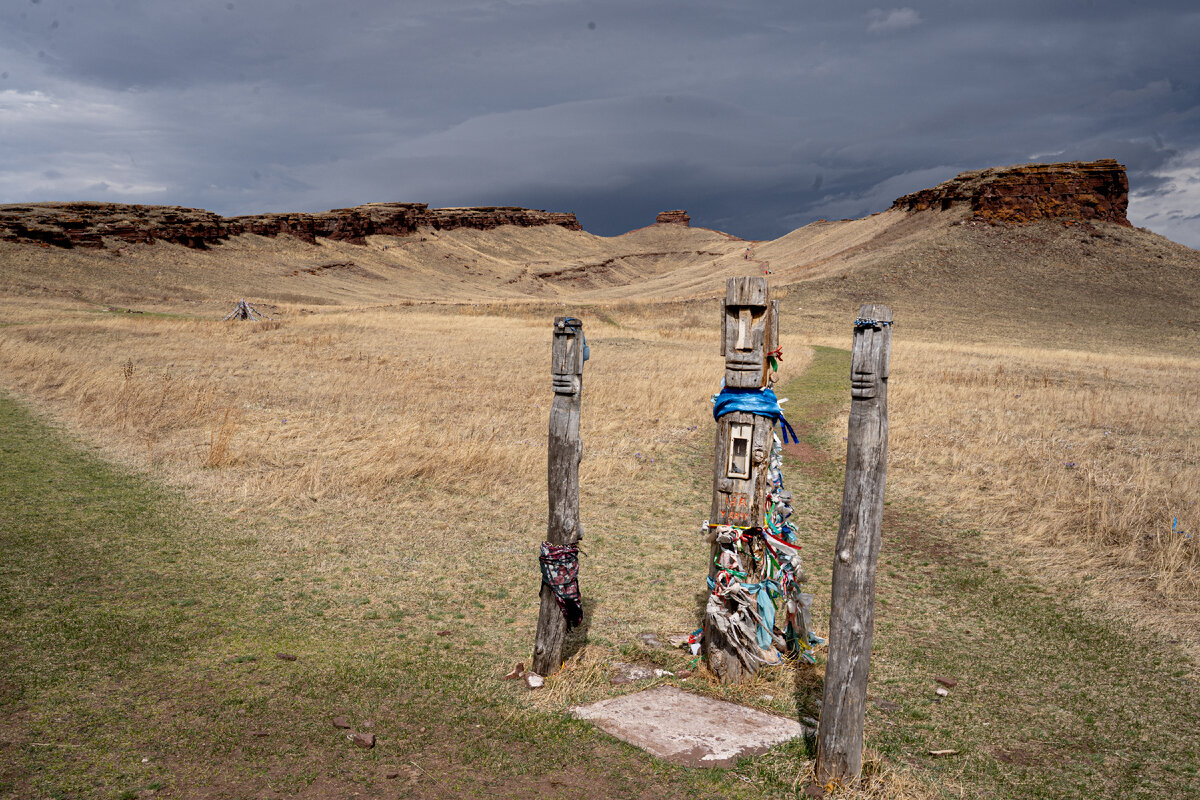 Куда съездить в хакасии на машине красивые места летом. Пятый сундук хакасия. Хакасии отзывы. Шаманы хакасии контакты. Археологические памятники хакасии 5 штук.