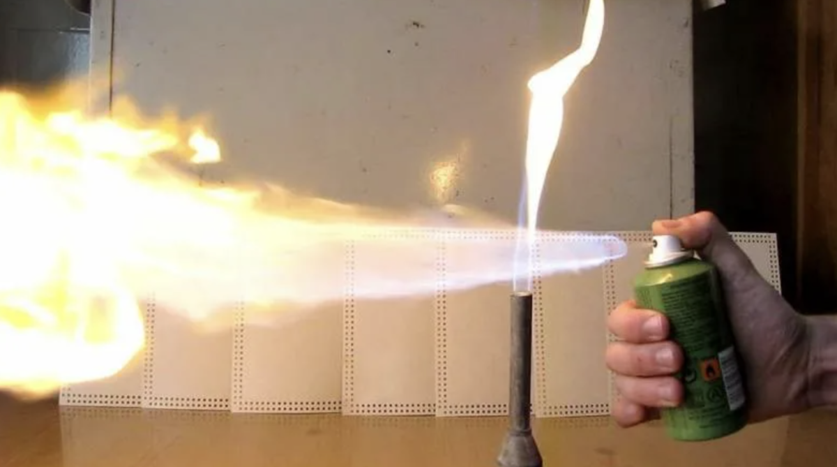 Аэрозоль поджигается