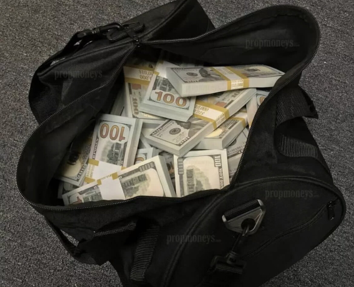 Деньги доллары в сумке