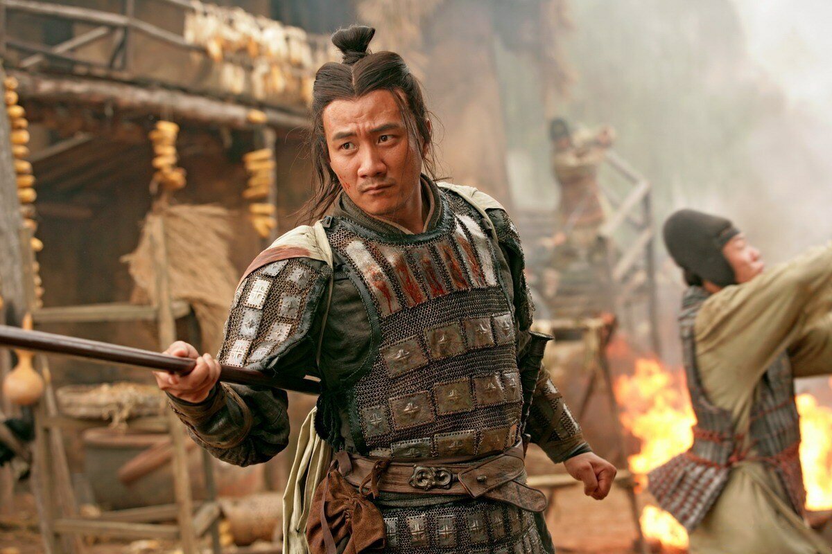 До маньчжуров, китайцы носили распущенные длинные волосы или причёски с пучком на голове. Кадр из фильма "Битва у красной скалы". 