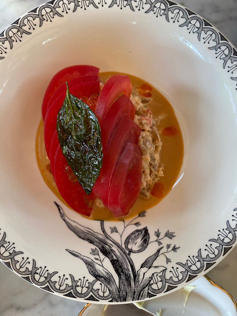 Паштет из краба. Вкус свежий, интересный. Очень хорошие томаты. Вкус на любителя на мой взгляд.