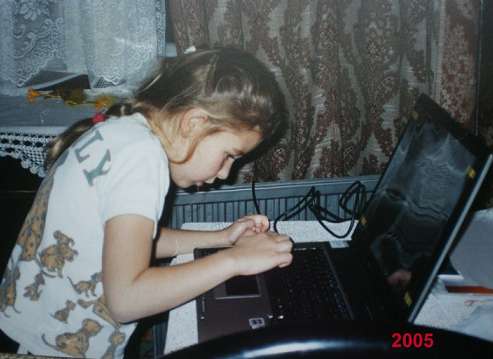 6-летняя дочка осваивает наш первый комп.