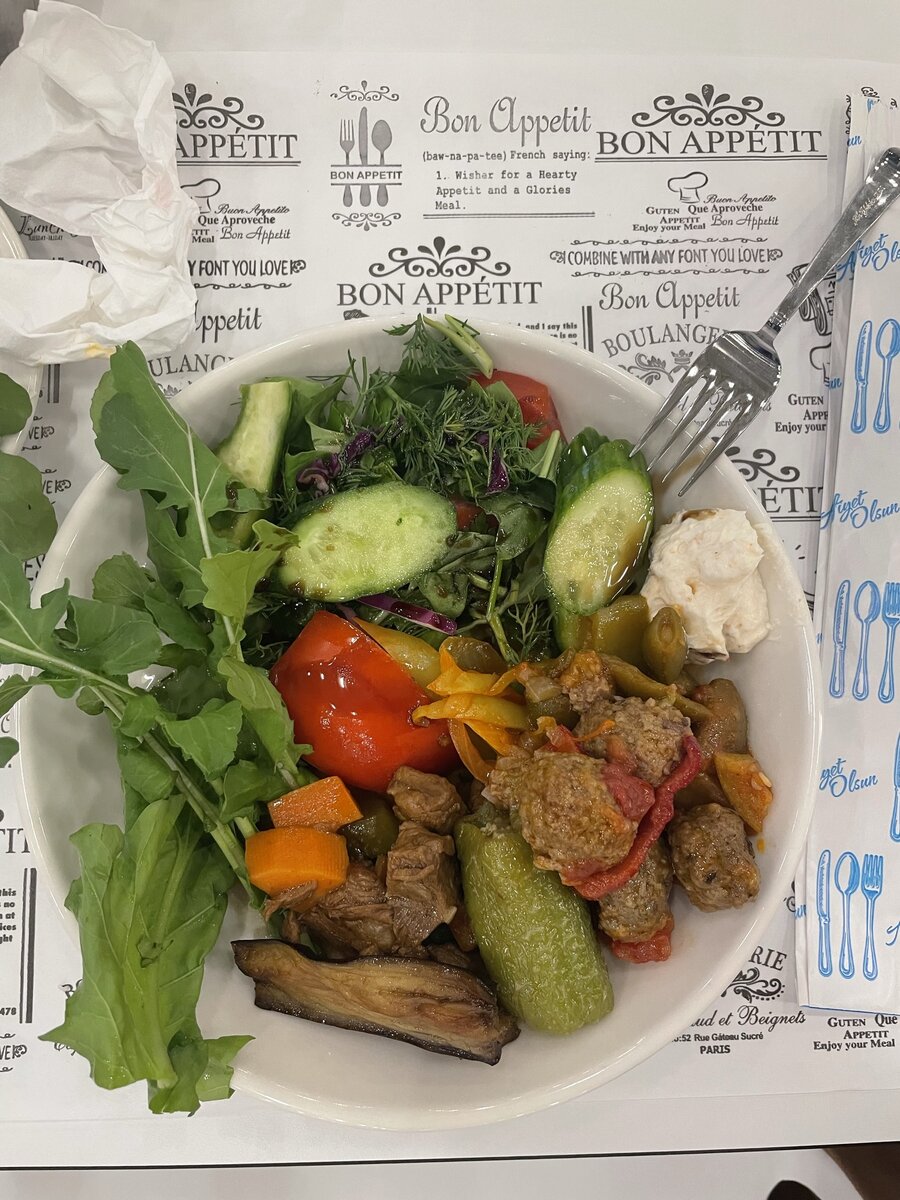 Вот это максимум мясного у меня в тарелке. Мясо, тушеное с овощами и котлетки, тушеные с овощами. Еще из детского меню были котлетки. Их есть невозможно. Они на мясо совсем не похожи: жесткие и не вкусные 