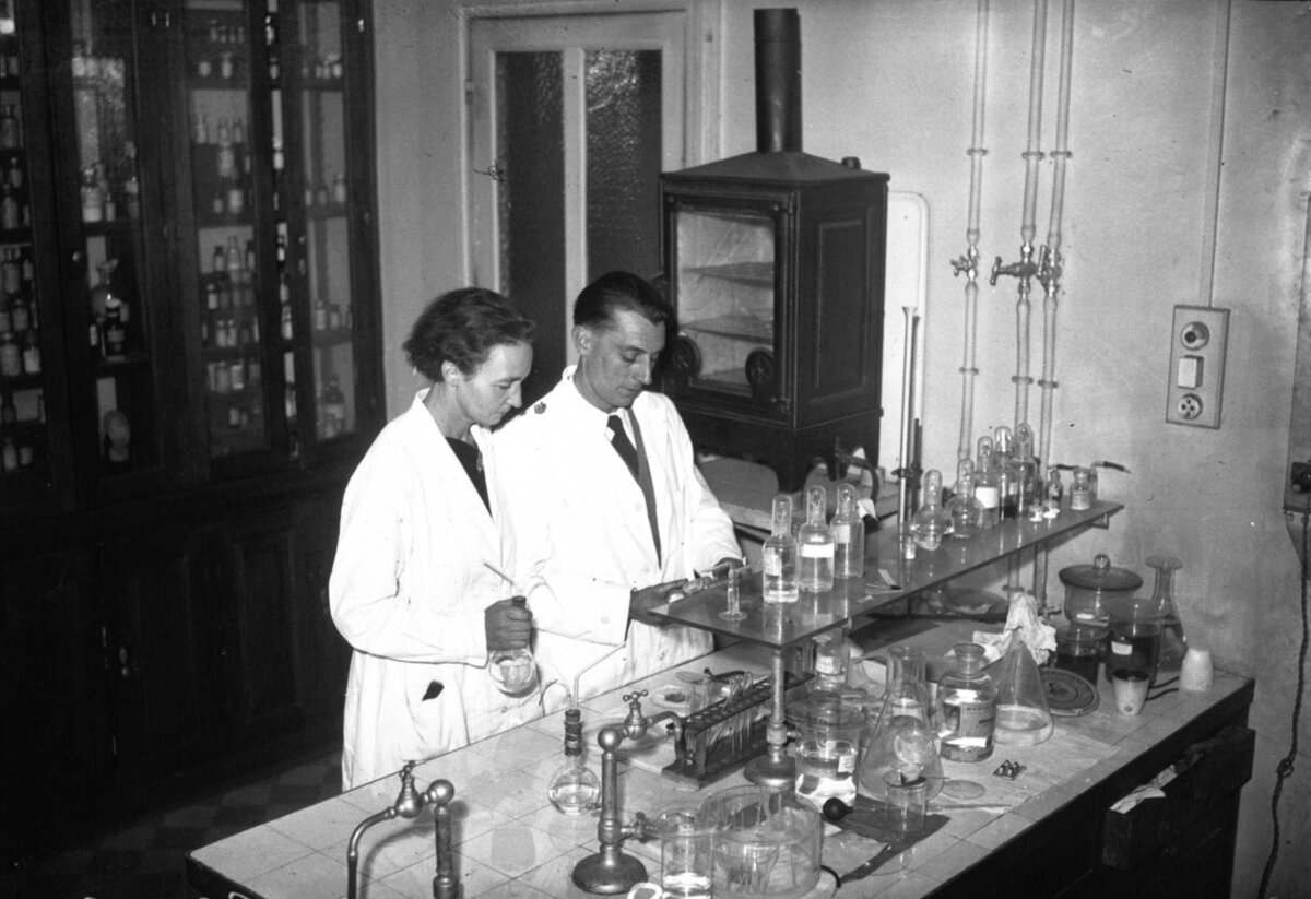Ирен и Фредерик Жолио-Кюри, 1935. Отсюда: https://en.m.wikipedia.org