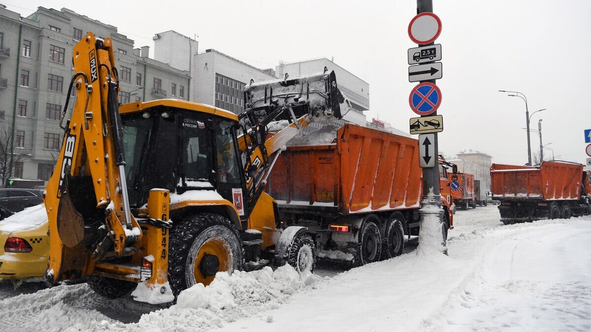    Снегоуборочная техника чистит во время снегопада Садовое кольцо в Москве© РИА Новости / Валерий Мельников