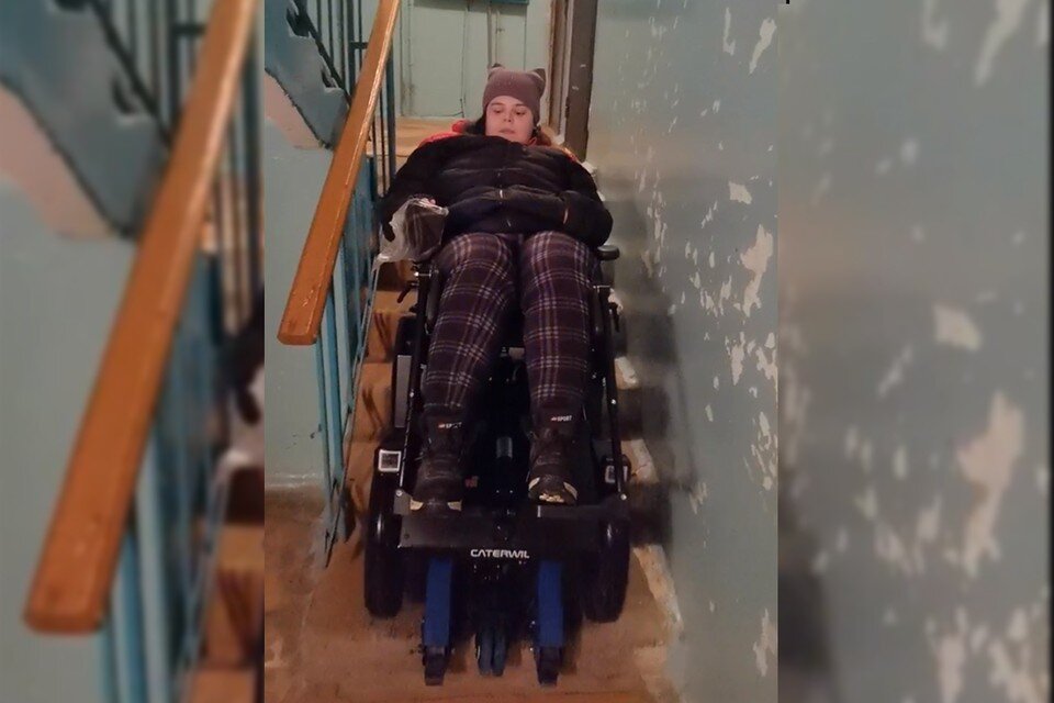     Новая коляска сама спускается и поднимается по ступенькам. Фото: скрин с видео из семейного архива.