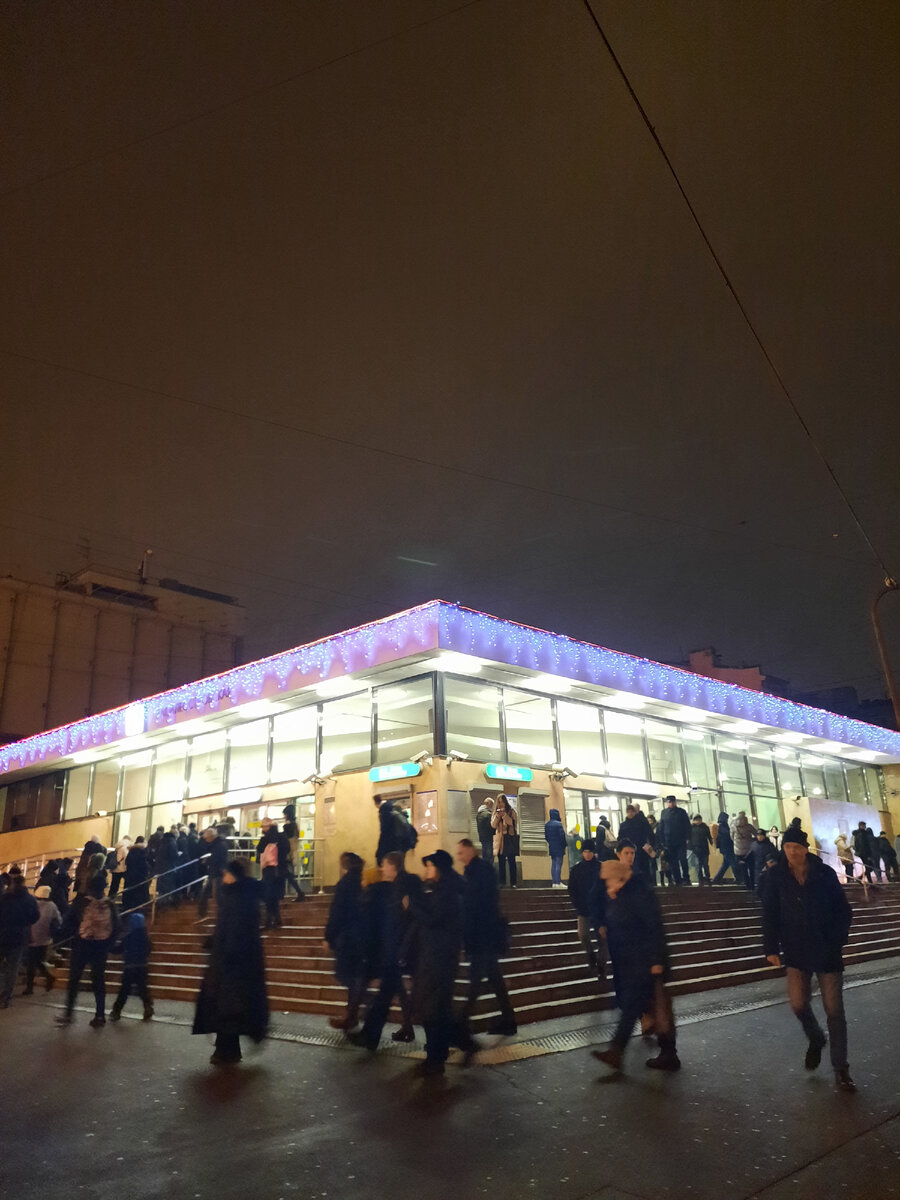 Наземный вестибюль у неё очень симпатично выглядит в темноте. Поднят над землёй на 11 ступеней