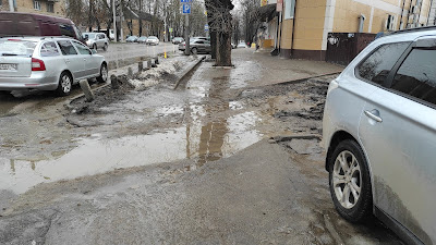 В Калуге на улице Карл Либкнехта ранее находилась железная дорога и РЖД в этом месте обеспечивала нормальный переход. На сегодня рельсы сняли и образовалась непроходимая лужа. Прошу поделиться информацией, сможете ли вы сами здесь построить тротуар или надо обращаться в суд.