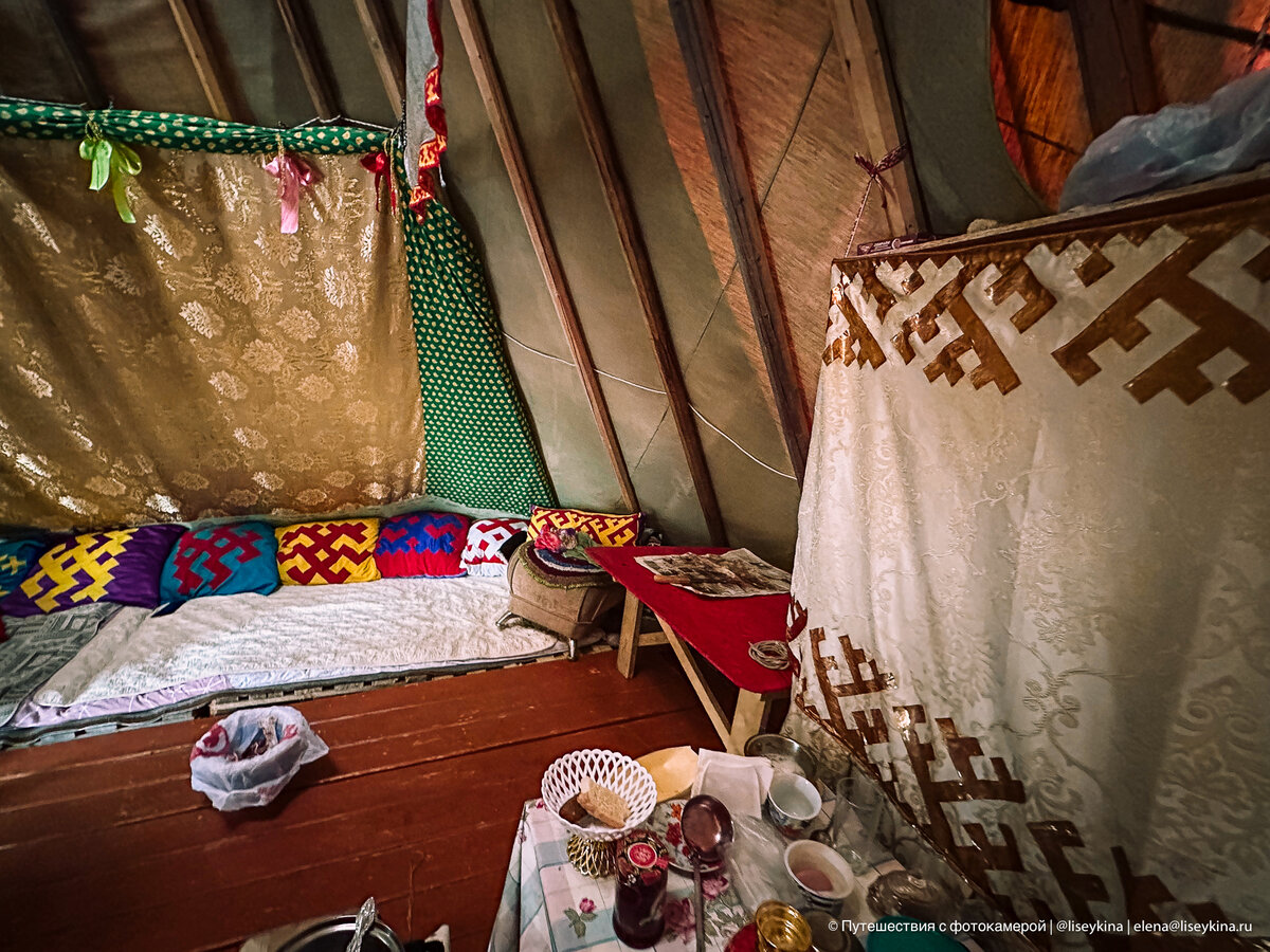 Вот здесь видно зеленый полог над спальным местом.