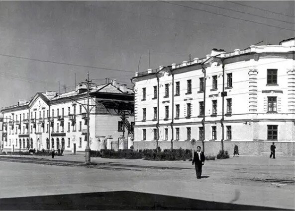 Мира № 30 и 32. 1951 год. Источник фото: Нижнетагильский городской исторический архив. K1-1P-1755. https://ntgia.ru/post/241.