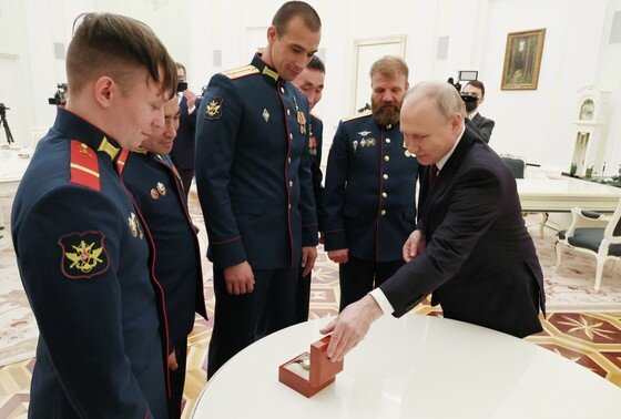   Экипаж танка «Алеша» во время встречи с президентом РФ Владимиром Путиным в Кремле