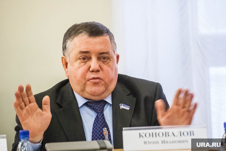    Депутат Тюменской гордумы, мечтая сохранить свое кресло 8-й раз подряд, использует бывшие связи