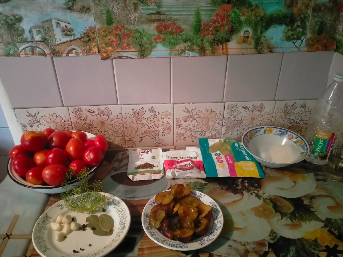 Продукты необходимые для приготовления помидоров со сливами без стерилизации
