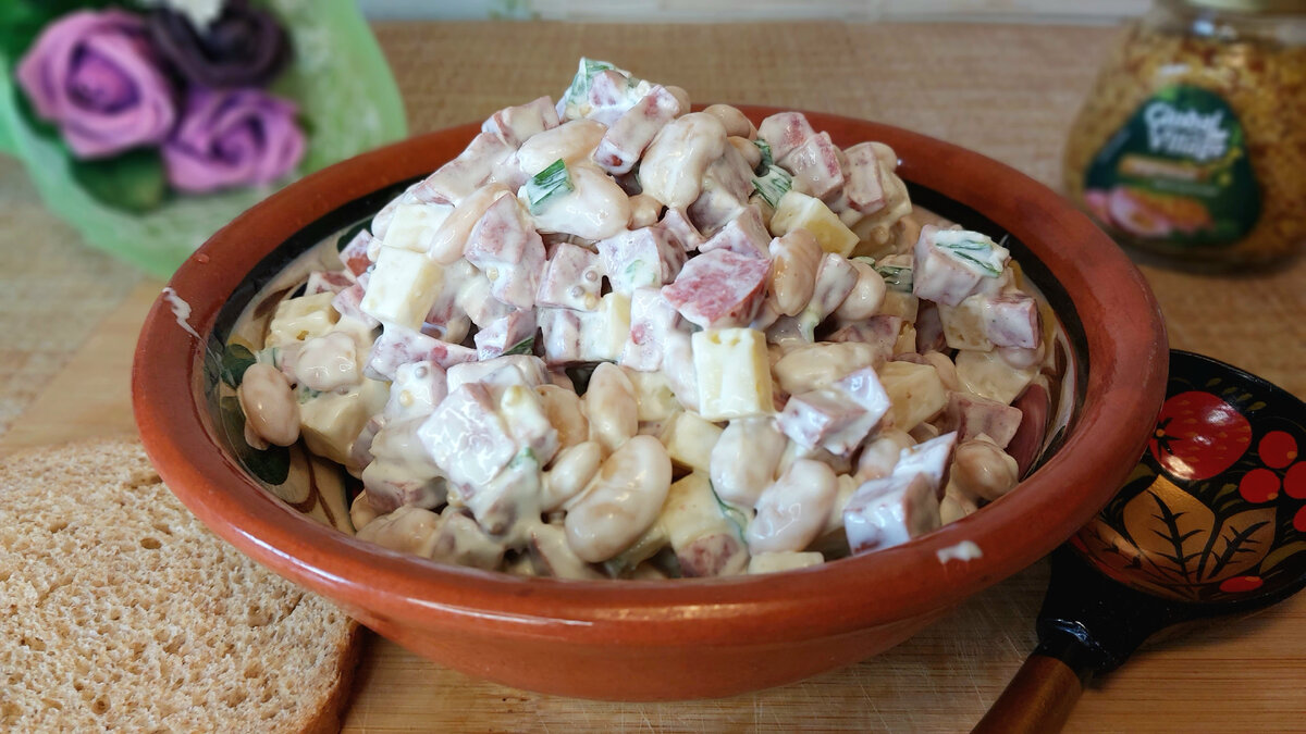 Салат с фасолью, колбасой, сыром и яйцами