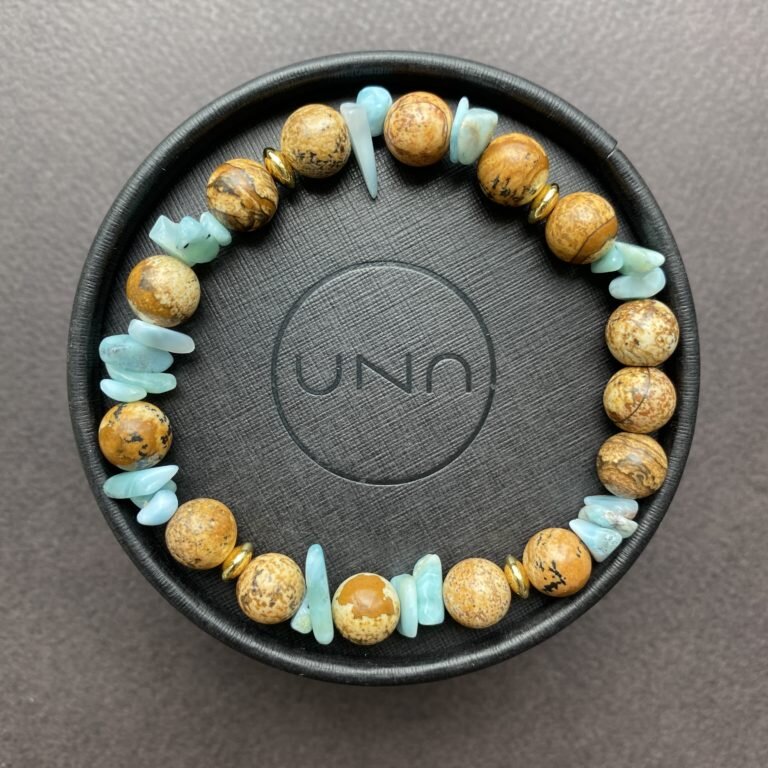 На фото браслет из песчаной яшмы и ларимара