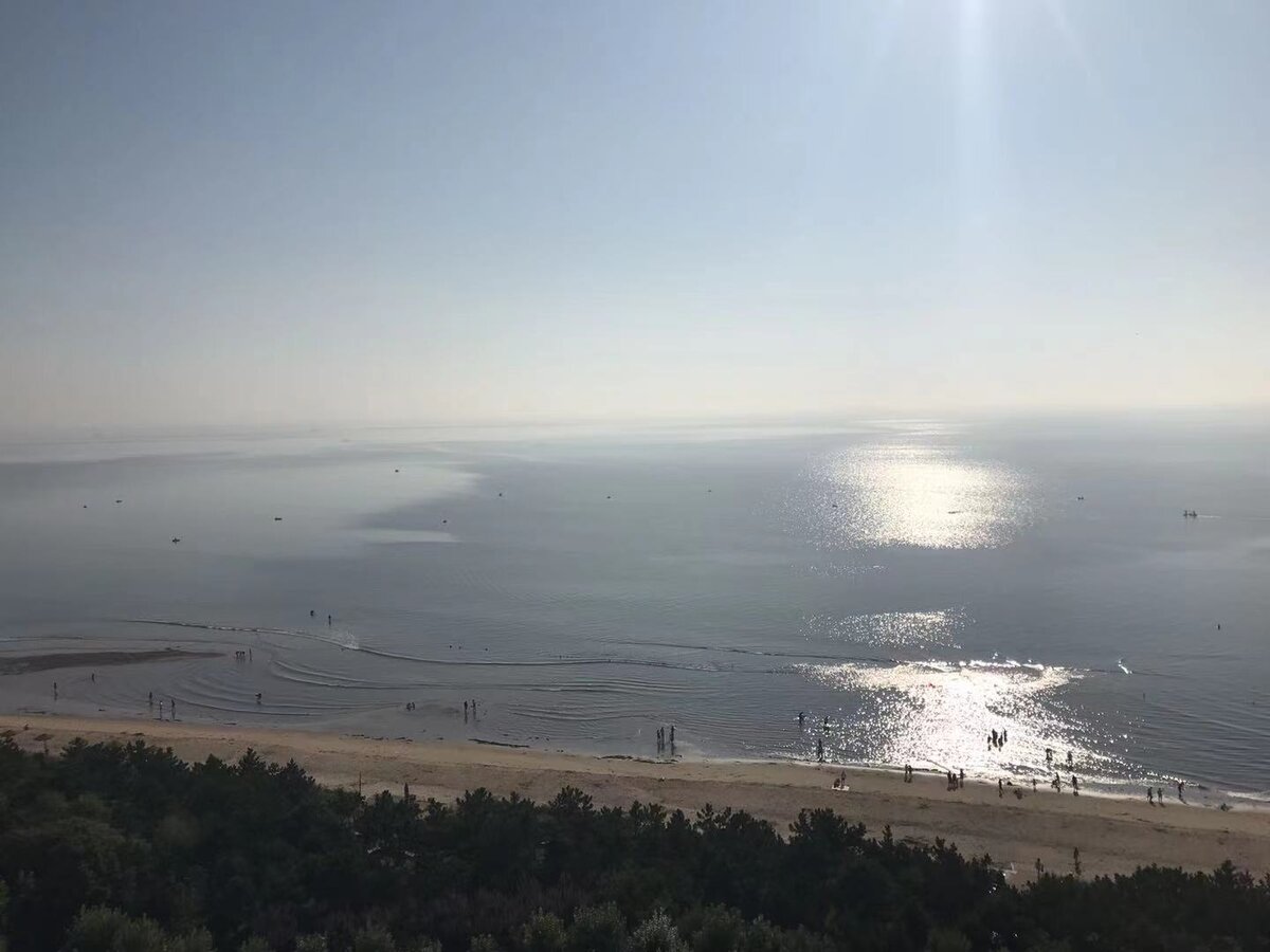 Вид из окна гостиницы на море