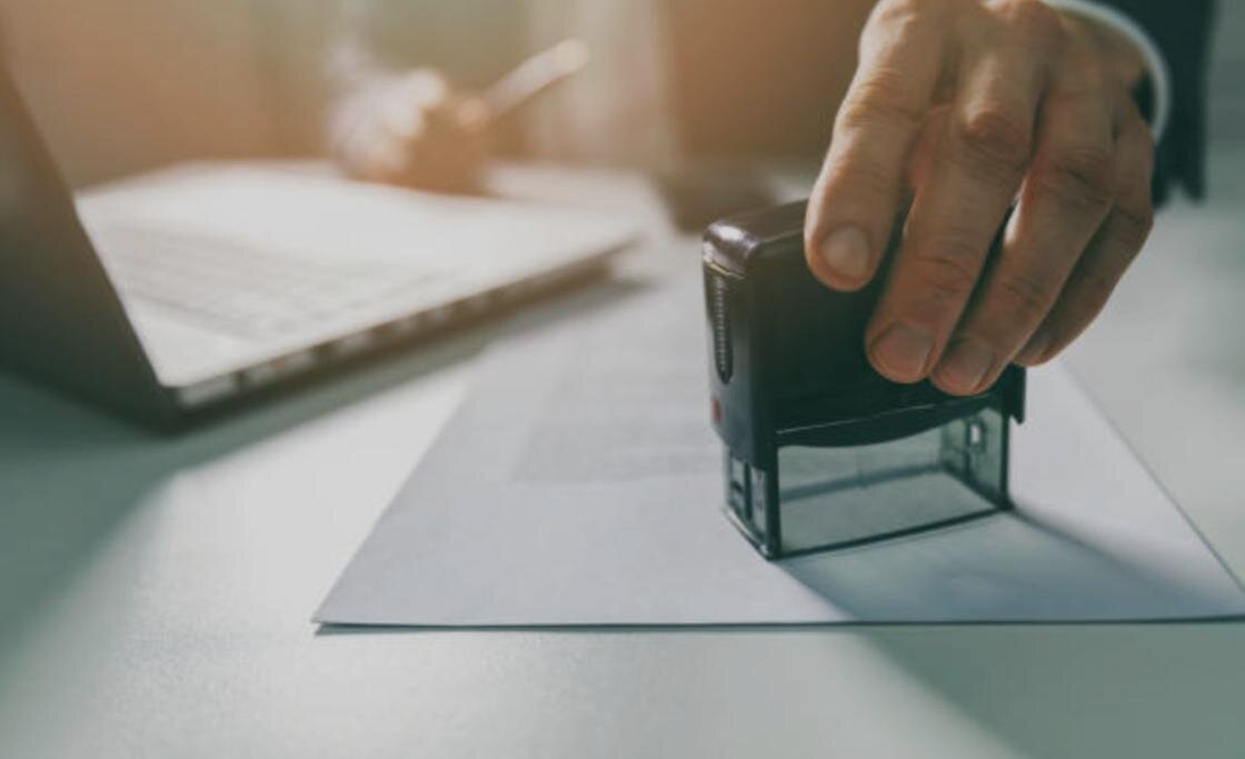    Документ заверяют печатью:iStockPhoto