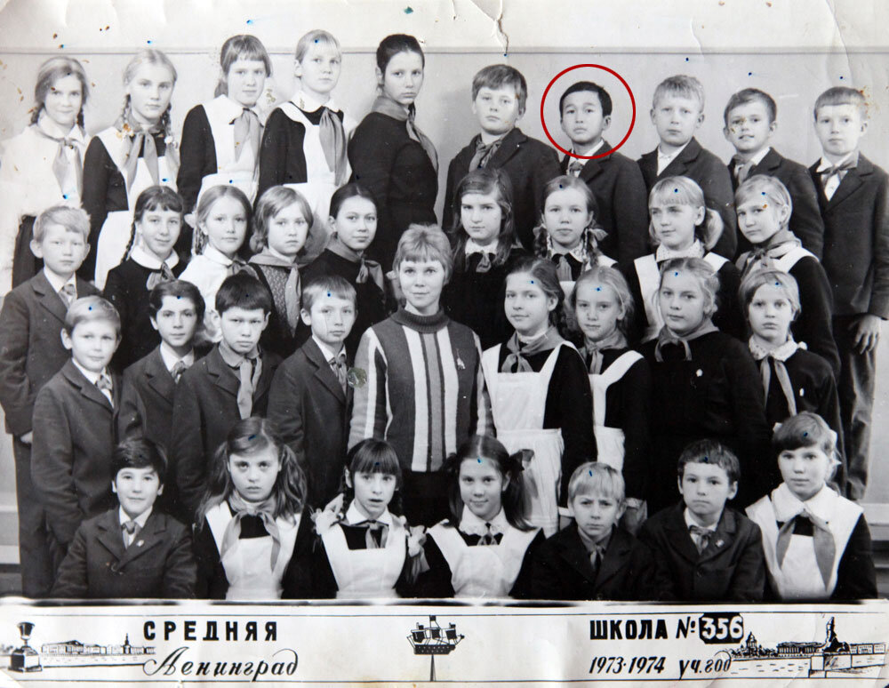 Виктор Цой в школе ( четвертый справа )