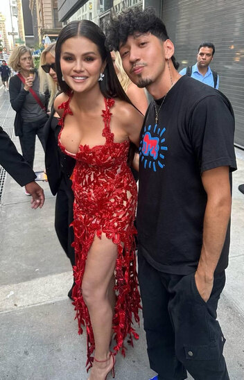 Селена Гомес похвасталась фигурой 