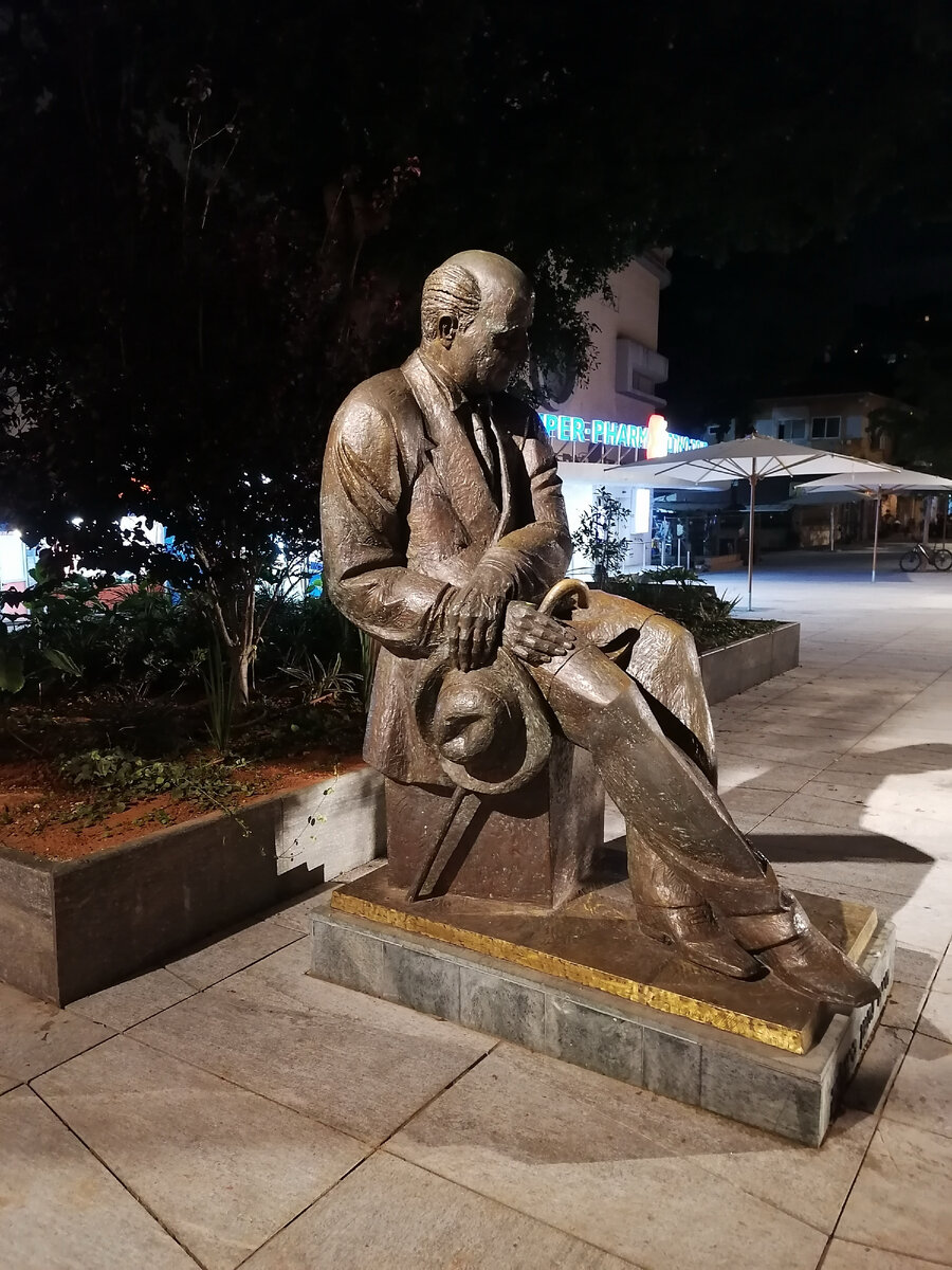 Рамат-Ган. Площадь Рамбам, Памятник национальному поэту Израиля Хаиму Нахману Бялику