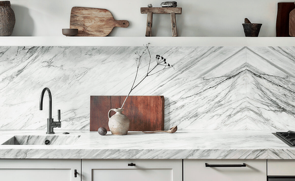 Кухонные фартуки под мрамор в интерьере. Галерея №1