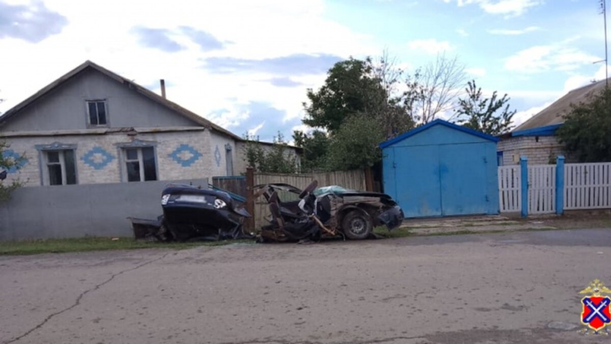     Жуткое ДТП произошло в Волгоградской области с «Ладой Приорой». Водитель врезался в опору ЛЭП, в результате чего машину разорвало пополам.