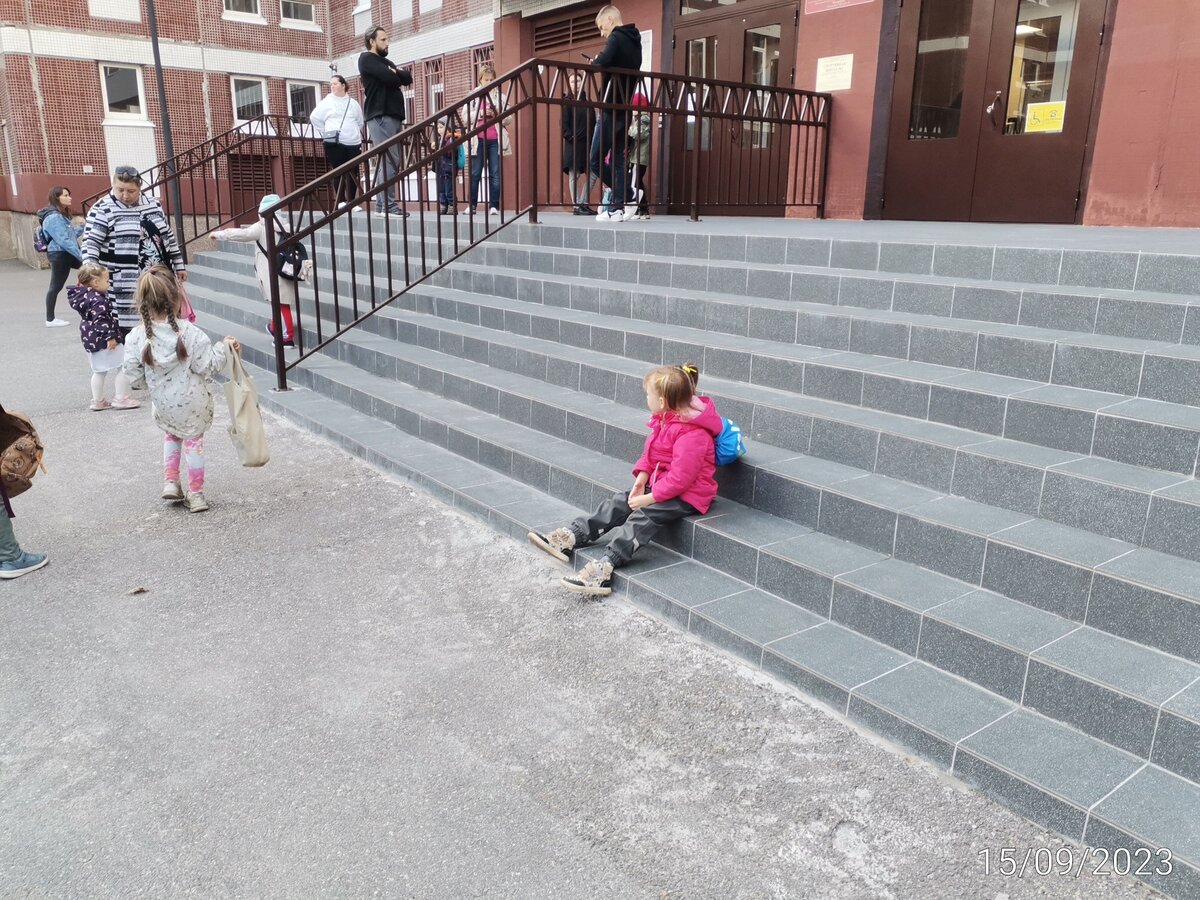 Хотела сфотографировать грозди детей на пандусе, но не успела. Агния уже притомилась, села отдыхать. 😃