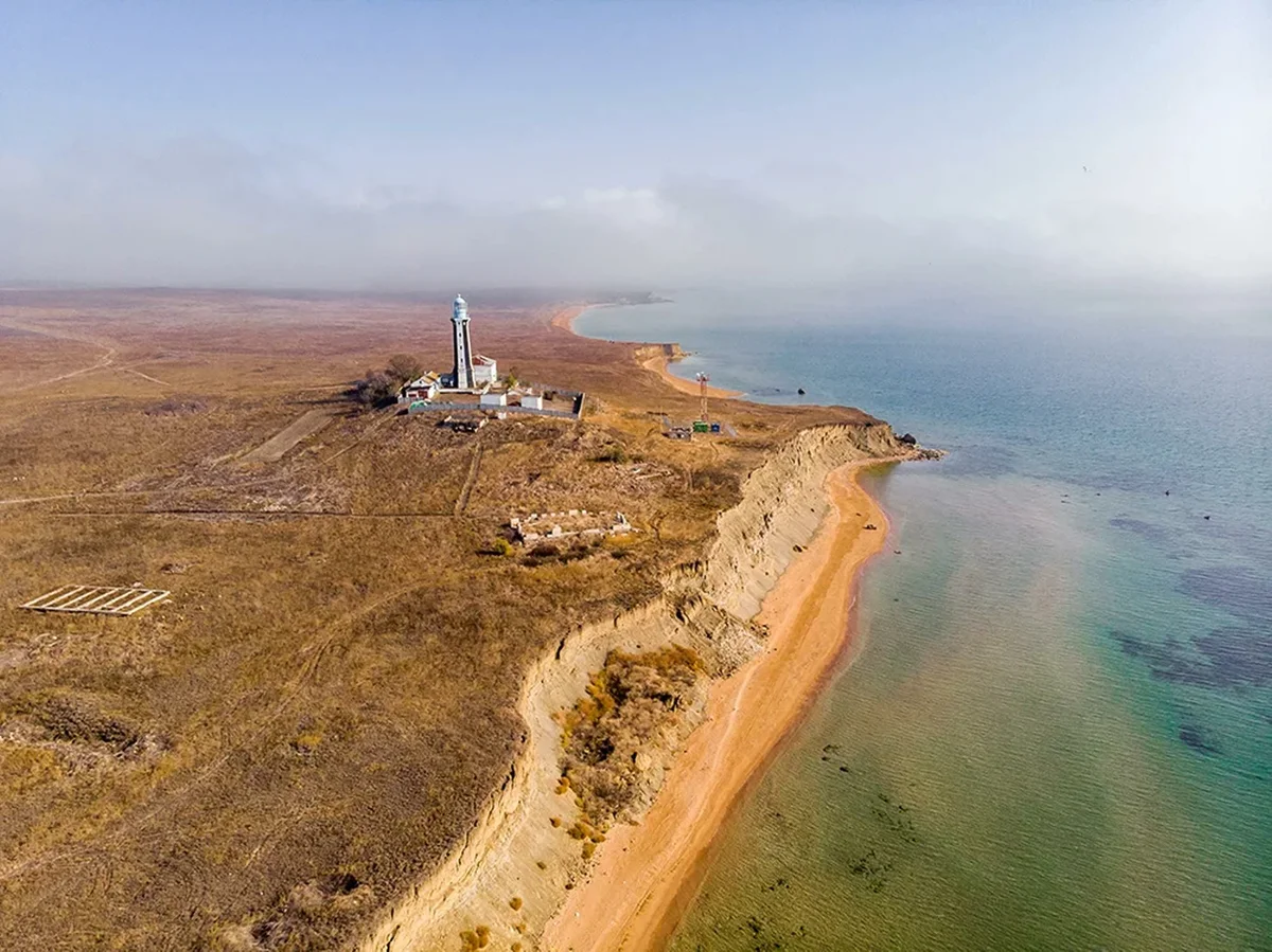 Крым керченский. Мыс Такиль Керчь. Кыз-Аульский Маяк Керчь. Мыс Такиль Маяк. Маяк Такиль Крым.