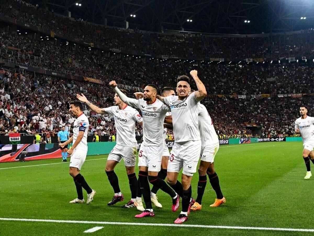    Футболисты "Севильи" празднуют забитый мяч© Соцсети Лиги Европы УЕФА