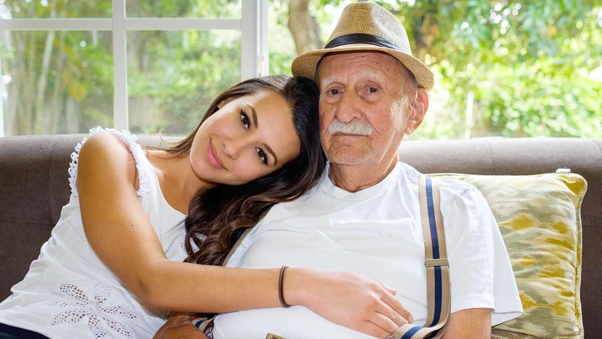 Old and young girl. Дедушка с красивой девушкой. Молодая девушка и делушаа. Дедушка и молодая девушка. Пожилой мужчина и девушка.