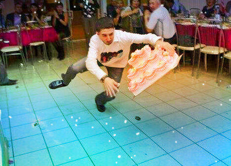 упал свадебный торт