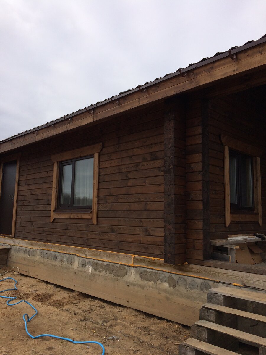 А это дом простоял зиму после покраски.