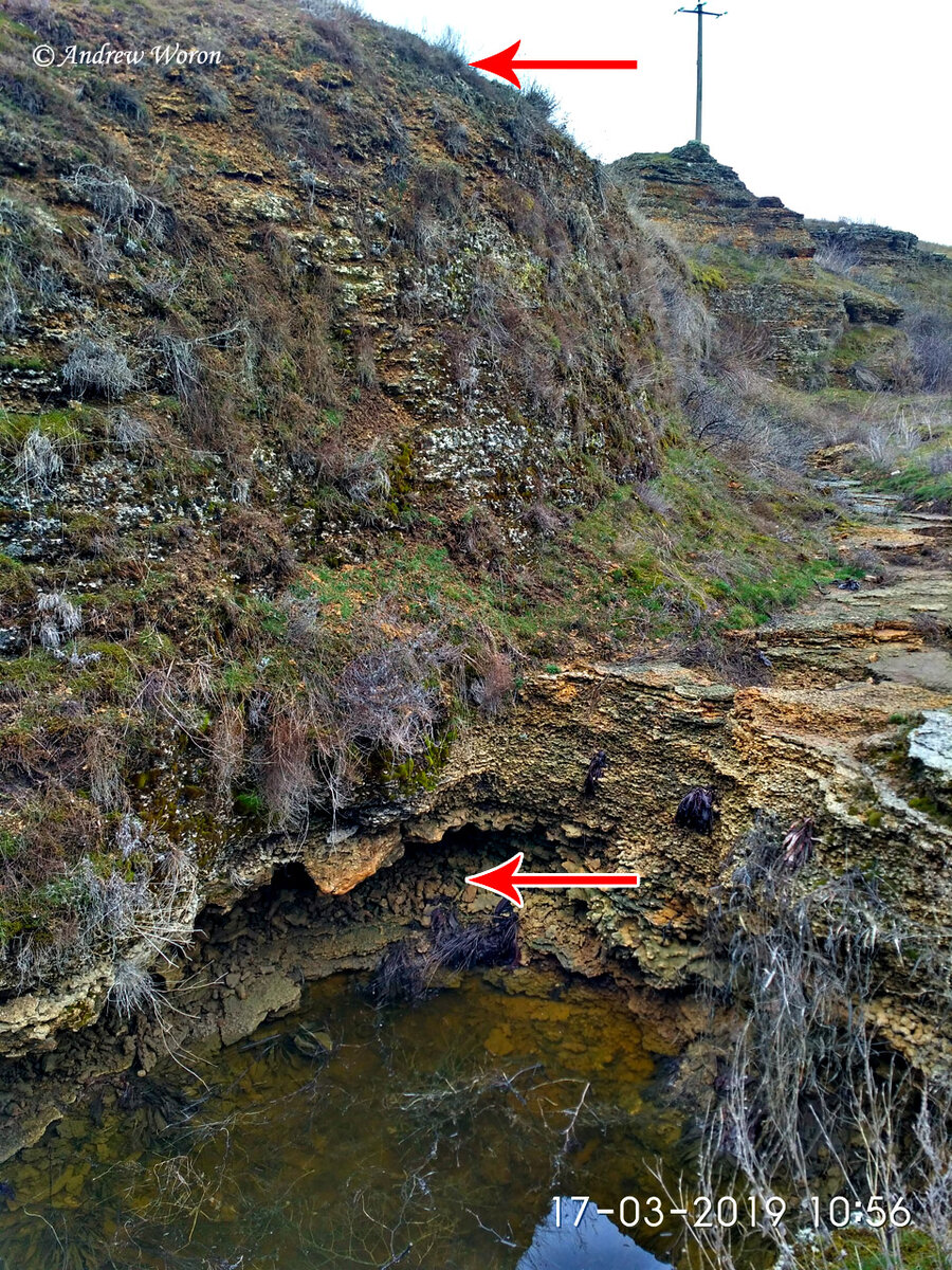 Пласт конкреций относительно вершины холма. Глубина залегания более 5 метров