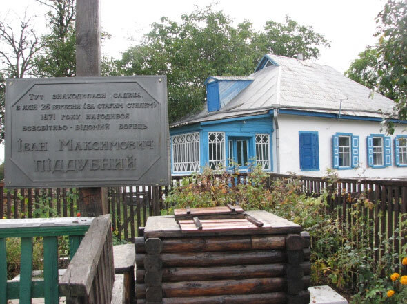 Памятный знак на месте где стоял родной дом Ивана Максимовича Поддубного.