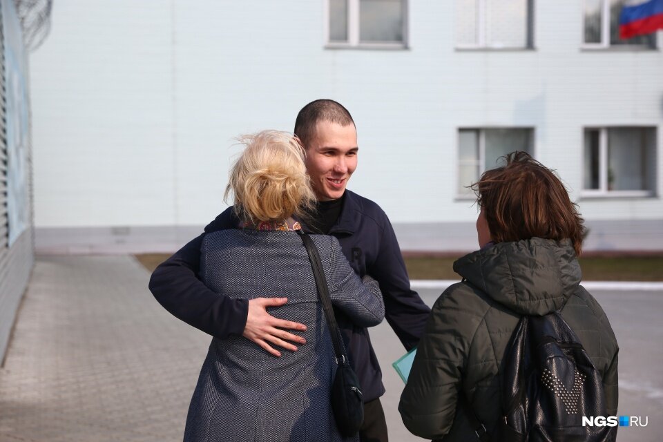    А. Филиппова встречают мама и супруга. Фото с сайта НГС-Новосибирск