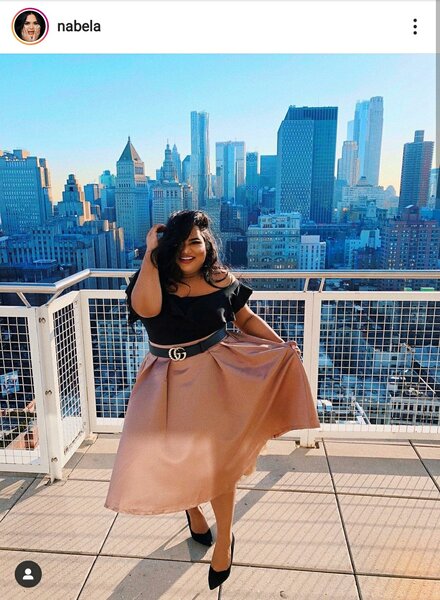 Nabela в ярком образе с пышной юбкой