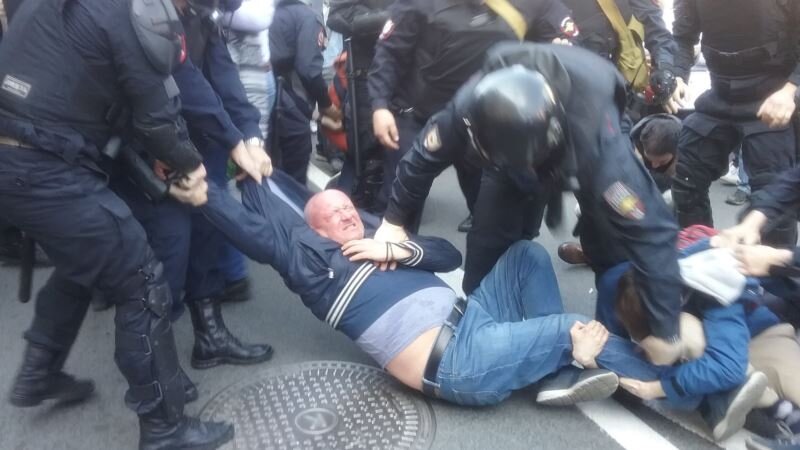 Задержание депутата Максима резника на митинге в 2019 году. 