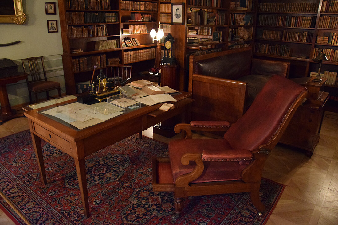 В кабинете Пушкина была собрана богатейшая библиотека