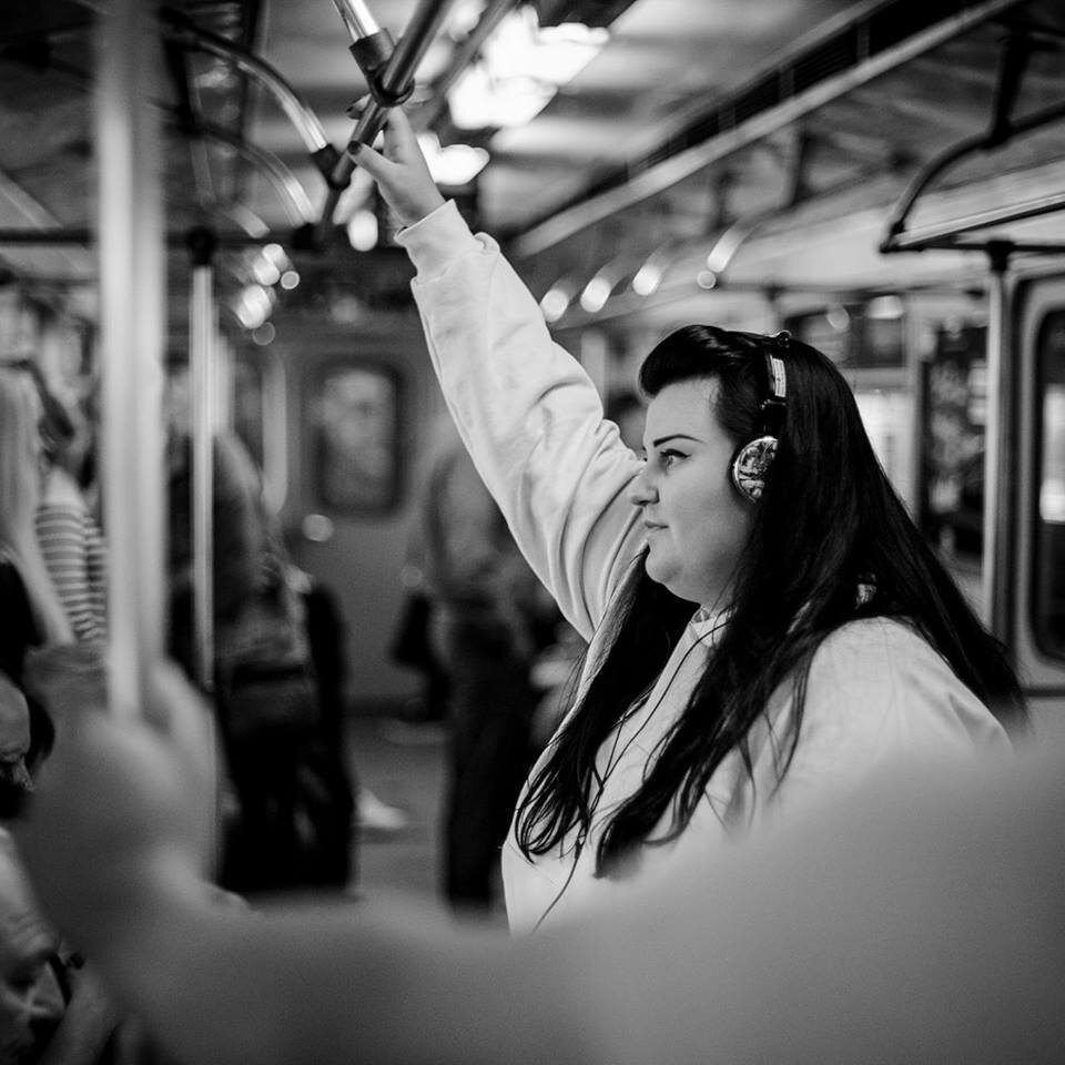 Украинская певица , которая способна действительно разрывать как и бит , так и ваши уши.Первый клип девушка выпускает 17 октября 2018 года , и на данный момент на канале имеет более 12 млн. просмотров . Клипы сделаны профессионально , а ее флоу просто пушка . Алена читает на Украинском , однако это мешает получать ей респекты от русской аудитории !