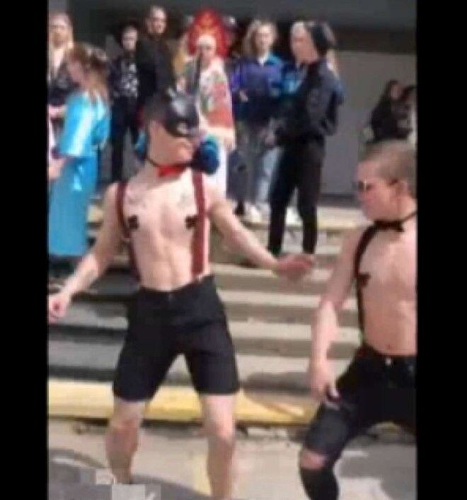 Ребят устроивших костюмированную вечеринку по случаю окончания школы во Владивостоке, решили проучить и вынесли наказание. На трех учеников составили протоколы об административных правонарушениях. 
Двоих привлекли за ношение полицейской формы. Им грозит штраф до 1,5 тысяч рублей.