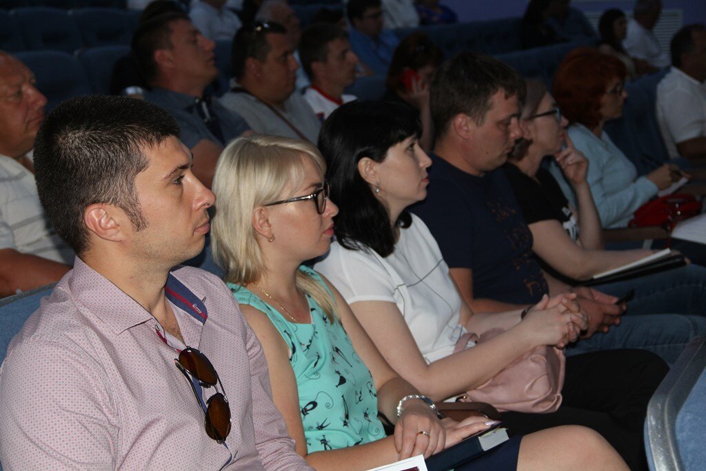 В городском доме культуры под председательством заместителя главы Темрюкского района Валерии Ветровой в рамках подготовки к курортному сезону состоялось совещание с индивидуальными предпринимателями, ведущими свою деятельность на территории муниципалитета. Основная цель мероприятия – выявить проблемные вопросы и совместно определить пути их решения. 
Начальник территориального отдела управления Роспотребнадзора по Темрюкскому району Галина Севостьянова проинформировала собравшихся о процедуре проверки Роспотребнадзора: кому стоит их ожидать, как подготовиться и на что стоит обратить внимание на каждом этапе инспекции.

Проверки Роспотребнадзора бывают плановые (проводятся каждые 3 года, согласно графику, составляемого на год) и внеплановые (проверка выполнения предписаний по устранению нарушений и проверки, основанные на жалобах и прочей информации граждан).

В 2018 году территориальным отделом было проведено 328 проверок. В результате выявлено 130 нарушений, привлечено к ответственности более 400 лиц, наложено более 2 млн. рублей штрафных санкций.

- Всегда держите в порядке санитарные книжки сотрудников, сертификаты на продукцию, соблюдайте сроки и условия хранения товара, вовремя проводите уборку и дезинфекцию, следите за вывесками, ценниками и уголком потребителя, - пояснила Галина Николаевна. - Не забывайте направлять в Роспотребнадзор уведомление о начале своей деятельности или о вносимых в нее изменениях.

Начальник управления потребительской сферы Ольга Яни напомнила предпринимателям о запрете курения в общественных местах.

- Обязательно на объектах общественного питания должны быть специальные знаки о запрете или указатели специальной зоны, выделенной для курения. Что касается летних открытых заведений, то они не являются стационарными объектами, и запрет на них не распространяется.

Инспектор группы охраны правопорядка отдела МВД России по Темрюкскому района Роман Михеев в своем выступлении дал детальный обзор нового федерального закона № 171 о продаже алкоголя: правила, штрафы и ответственность.

- В Краснодарском крае также действует закон о времени продажи спиртных напитков. Так с 22:00 и до 11:00 дня запрещена торговля алкоголем. Что касается энергетических напитков, то их продажа несовершеннолетним гражданам грозит штрафом от 20 до 40 тыс. рублей, - отметил инспектор.

Ольга Яни пояснила, что в этом году ужесточили и порядок размещения торговых объектов. Так, если будут выявлены факты незаконной продажи алкогольной продукцией, то с предпринимателем расторгнут договор и в течение трех лет он не будет допущен на аукцион.

Заместитель начальника ГБУ Краснодарского края "Управление ветеринарии Темрюкского района" Игорь Посмашный рассказал предпринимателям, которые производят или продают продукцию животного происхождения, о системе “Меркурий”, действующей в России с 1 июля 2018 года.

- Все участники оборота продукции, которая подлежит ветеринарному контролю, должны использовать данную электронную систему. Это делается для того, чтобы свести оборот фальсифицированной продукции животного происхождения к нулю, а также сокращает количество обязательной ветеринарно-сопроводительной документации, - отметил Игорь Валерьевич. - По всем вопросам, связанным с регистрацией в системе "Меркурий", можно обратиться в управление ветеринарии Темрюкского района.

Начальник управления архитектуры Игорь Турлюн напомнил предпринимателям о внешнем виде их торговых стационарных объектов.

- Для привлечения отдыхающих администрация Темрюкского района разработала дорожные карты, которые сегодня, к сожалению, бизнесмены не реализовывают. Построенные объекты не модернизируются, а завешиваются "рекламным мусором", который не привлекает, а наоборот отталкивает покупателей, - резюмировал Игорь Владимирович.

В завершении мероприятия предпринимателям подробно рассказали о заключительном этапе перехода на онлайн-кассы. С 2018 года это становится обязательным почти для всех субъектов предпринимательской деятельности. Главное отличие обновленного кассового оборудования – наличие фискального регистратора и необходимость подключения к интернету для постоянного обмена информацией с базой данных ФНС по принятым платежам.

Третий этап перехода на онлайн-кассы ничем не отличается от первоначального алгоритма. Основная сложность заключается в том, что при подключении ККТ в последний момент сложно оценить готовность бизнеса к обновленному порядку торговли. Если установленный законом срок наступит, а внутренняя работа не будет отлажена, то это чревато простоями бизнеса - гораздо проще реформировать торговлю заранее.

Стоит отметить, что если предприниматели полностью перейдут на онлайн-кассы (включая регистрацию ККТ) до 1 июля 2019 года, то это дает им право на налоговый вычет в 18 тыс. рублей. До июля 2019 года вычет смогут получить только частники, занимающиеся розничными продажами и занятые в общепите, и ИП сферы оказания услуг.