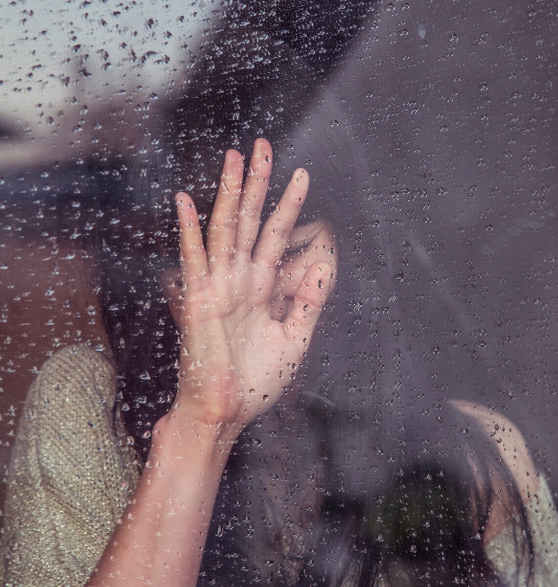 Странный", "ненормальный", "псих", "сумасшедший". Кто из нас хочет слышать это в свой адрес? В адрес своего ребёнка? Никто.  
Таких наш социум не принимает, старается изолировать и не видеть. В древности таких людей убивали или изгоняли из племени - зачем кормить дармоеда? 

Стать изгоем - глубинный инстинктивный страх, сидящий в нас с тех древних времен, когда изгой был обречен на смерть. Именно поэтому диагноз вызывает такой животный ужас. Чур меня, чур! 

Только не это. Подозрение на ЭТО? ТОЧНО ЭТО? 

Стыд, удушающий стыд - это случилось со мной, с моим ребёнком. И страшная перспектива: что с ним станет, когда меня не будет рядом? 
Этот страх хлещет плеткой, подстегивает корректировать, компенсировать, социализировать. Скорее! Быстрее! Пока не поздно! Если мы чувствуем неприятие и отвержение окружающих ("уберите его", "откажитесь от него"), нам ещё больнее и страшнее. 
Мы начинаем избегать боли: прятать своих детей, сужать количество посещаемых мест и круг общения до мам детей с таким же диагнозом или до полного одиночества. И в результате... сами оказываемся в изоляции, превращаем себя в изгоев. 

Специалисты пишут: "семья замыкается в своём горе и сама аутизируется". Такая изоляция ведёт к потере связи с реальностью. 
Я перестаю понимать, а со мной-то всё в порядке или у меня "едет крыша"? Я прячусь, я становлюсь одиноким бойцом своего невидимого фронта, я вхожу в транспорт, мечтая стать невидимой и накрыть шапкой-невидимкой своего ребёнка. Внешне я - в глухой обороне, внутренне - глубоко в своих переживаниях. В ответ на любое обращение я могу огрызнуться, разрыдаться или побежать прочь, подхватив ребёнка. Со стороны я выгляжу неадекватной и... подтверждаю народные подозрения, что "ненормальные дети рождаются только у ненормальных родителей". Круг замкнулся... социум отвергает меня, я дичаю, озлобляюсь, предъявляю к социуму неадекватные претензии и требования, чем подкрепляю его идею, что он был прав. 

ВЫХОД? 

Делюсь тем, что помогло мне и мамам, с которыми я работаю: 

1. Осторожно и бережно поворачиваюсь к стыду и страху лицом, рассматриваю их и назваю по имени. От этого они уменьшаются, и их можно приручить и даже использовать во благо себе и ребенку. 

2. Отделяю реальные трудности моей жизни от иррациональных страхов, продиктованных древними инстинктами. 

3. Нахожу внутри себя точки опоры, из которых легче жить и действовать. 

4. Замечаю своё влияние на развитие событий моей жизни и отделяю его от того, на что я повлиять не могу. 

5. Целенаправленно ищу людей, которые разделяют мои ценности, и готовы быть партнерами мне и моему ребёнку. 

Замечено, чем больше вокруг мамы особого ребёнка любящих и готовых её поддерживать людей, тем проще ей принять особенности своего ребёнка и находить способы его социализации.
Странный", "ненормальный", "псих", "сумасшедший". Кто из нас хочет слышать это в свой адрес? В адрес своего ребёнка? Никто.  
Таких наш социум не принимает, старается изолировать и не видеть. В древности таких людей убивали или изгоняли из племени - зачем кормить дармоеда? 

Стать изгоем - глубинный инстинктивный страх, сидящий в нас с тех древних времен, когда изгой был обречен на смерть. Именно поэтому диагноз вызывает такой животный ужас. Чур меня, чур! 

Только не это. Подозрение на ЭТО? ТОЧНО ЭТО? 

Стыд, удушающий стыд - это случилось со мной, с моим ребёнком. И страшная перспектива: что с ним станет, когда меня не будет рядом? 
Этот страх хлещет плеткой, подстегивает корректировать, компенсировать, социализировать. Скорее! Быстрее! Пока не поздно! Если мы чувствуем неприятие и отвержение окружающих ("уберите его", "откажитесь от него"), нам ещё больнее и страшнее. 
Мы начинаем избегать боли: прятать своих детей, сужать количество посещаемых мест и круг общения до мам детей с таким же диагнозом или до полного одиночества. И в результате... сами оказываемся в изоляции, превращаем себя в изгоев. 

Специалисты пишут: "семья замыкается в своём горе и сама аутизируется". Такая изоляция ведёт к потере связи с реальностью. 
Я перестаю понимать, а со мной-то всё в порядке или у меня "едет крыша"? Я прячусь, я становлюсь одиноким бойцом своего невидимого фронта, я вхожу в транспорт, мечтая стать невидимой и накрыть шапкой-невидимкой своего ребёнка. Внешне я - в глухой обороне, внутренне - глубоко в своих переживаниях. В ответ на любое обращение я могу огрызнуться, разрыдаться или побежать прочь, подхватив ребёнка. Со стороны я выгляжу неадекватной и... подтверждаю народные подозрения, что "ненормальные дети рождаются только у ненормальных родителей". Круг замкнулся... социум отвергает меня, я дичаю, озлобляюсь, предъявляю к социуму неадекватные претензии и требования, чем подкрепляю его идею, что он был прав. 

ВЫХОД? 

Делюсь тем, что помогло мне и мамам, с которыми я работаю: 

1. Осторожно и бережно поворачиваюсь к стыду и страху лицом, рассматриваю их и назваю по имени. От этого они уменьшаются, и их можно приручить и даже использовать во благо себе и ребенку. 

2. Отделяю реальные трудности моей жизни от иррациональных страхов, продиктованных древними инстинктами. 

3. Нахожу внутри себя точки опоры, из которых легче жить и действовать. 

4. Замечаю своё влияние на развитие событий моей жизни и отделяю его от того, на что я повлиять не могу. 

5. Целенаправленно ищу людей, которые разделяют мои ценности, и готовы быть партнерами мне и моему ребёнку. 

Замечено, чем больше вокруг мамы особого ребёнка любящих и готовых её поддерживать людей, тем проще ей принять особенности своего ребёнка и находить способы его социализации.
