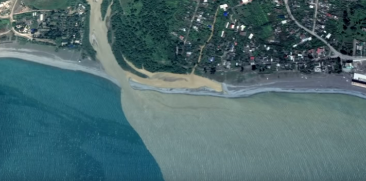 фото 2007 года, видно как мутная от гальки вода впадает в черное море.