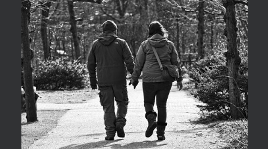 Когда идешь рука об руку со своим мужчиной, дай ему почувствовать важность момента, дай ему знать что он твой защитник - это окрыляет.