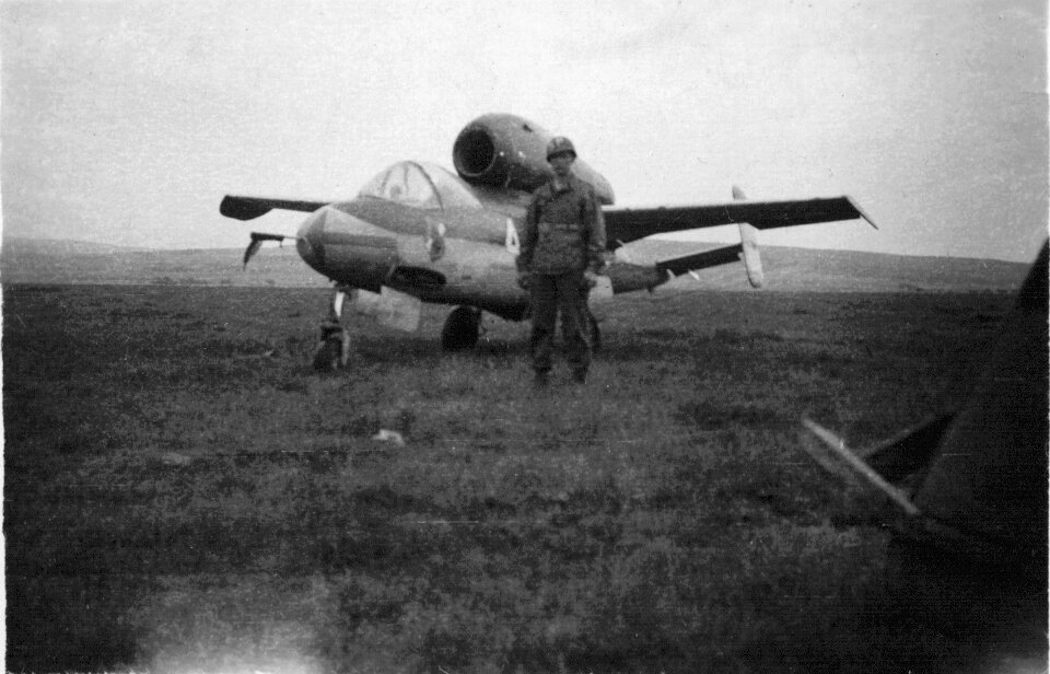 2. Американский солдат позирует на фоне трофейного Хейнкель He-162 Volksjäger ("Народный истребитель"). Источник фото: commons.wikimedia.org, Ad Meskens / Jan B.H.A. Vervloedt