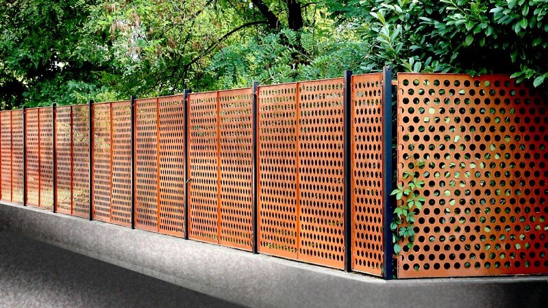 Заборное ограждение из перфорированного листа