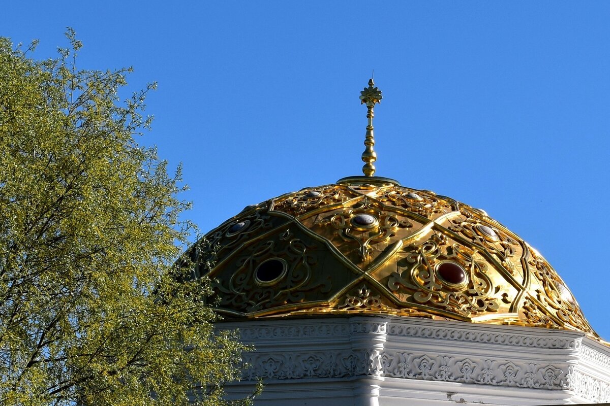 рельефный золочёный орнамент купола